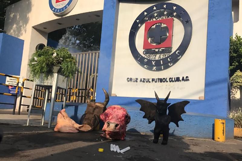 HUH? Mexicaanse club roept hulp in van een heks