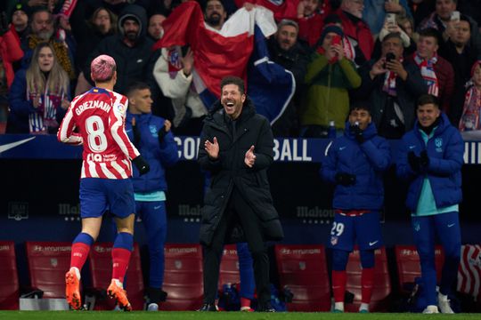 Galavoorstelling van Atlético Madrid bij jubileumwedstrijd Diego Simeone