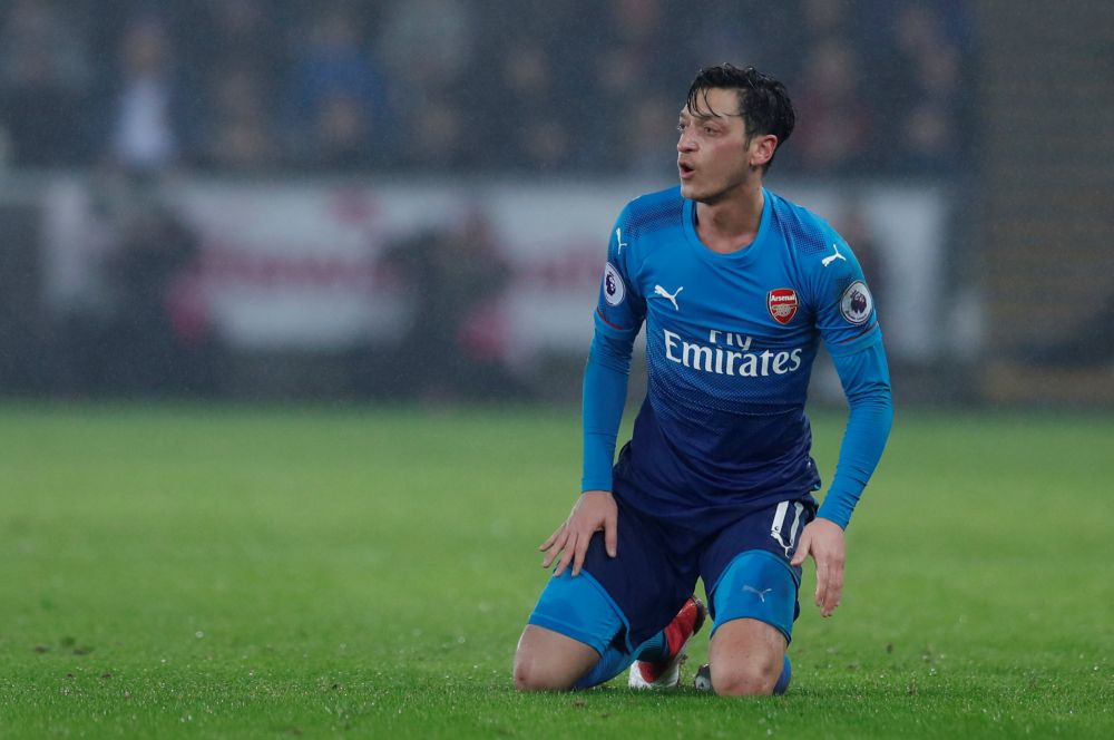 Özil verlengt bij Arsenal vanwege mogelijke transfer Aubameyang