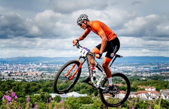 Van der Poel pakt wereldbekerzege in Lenzerheide, wereldkampioen Schurter eindigt als 2e