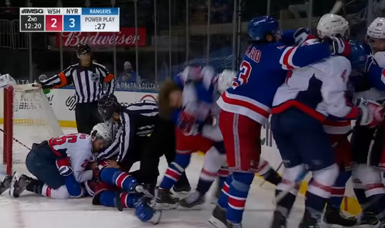 🎥 | WTF! IJshockeywedstrijd in Amerika loopt COMPLEET uit de hand, spelers op de vuist