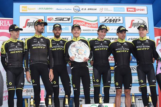 Mitchelton-Scott pakt maar weer eens een ploegentijdritje; ditmaal in Coppi e Bartali