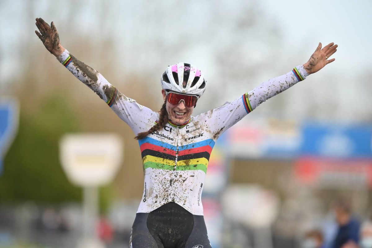 Lucinda Brand dendert ook door in het nieuwe jaar en verslaat Alvarado bij GP Sven Nys