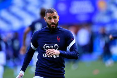 🎥 | EK in gevaar voor Benzema? Franse spits valt in uitzwaaiwedstrijd uit met knieblessure