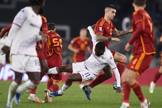 🎥 | Kaartenfestival in Rome: 3 keer rood en 8 keer geel bij AS Roma - Fiorentina