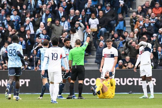 🎥​ | Oliedomme rode kaart voor PSG-keeper Gianluigi Donnarumma: onthoofdt bijna tegenstander