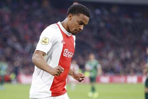 'Jurriën Timber blijft bij Ajax: nieuw contract met verbeterd salaris ligt klaar'
