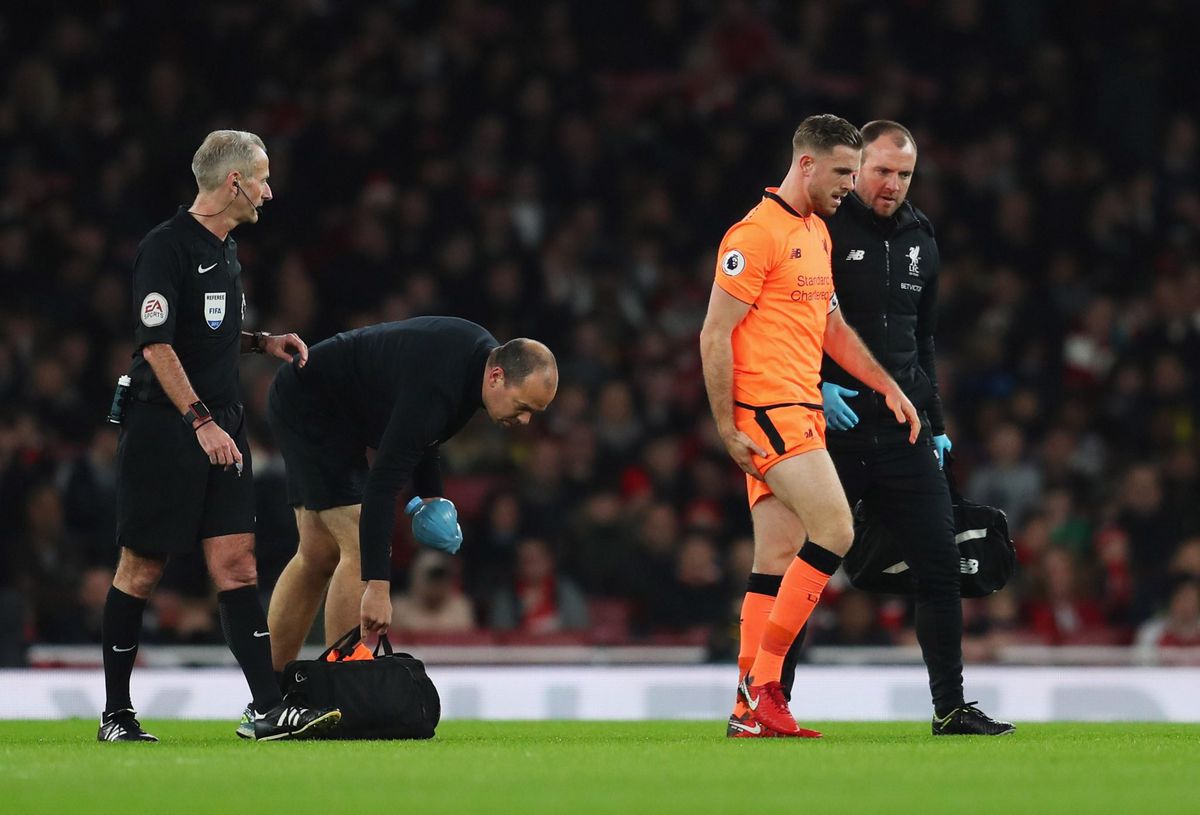Liverpool ziet Henderson afhaken met blessure, Defoe breekt enkel