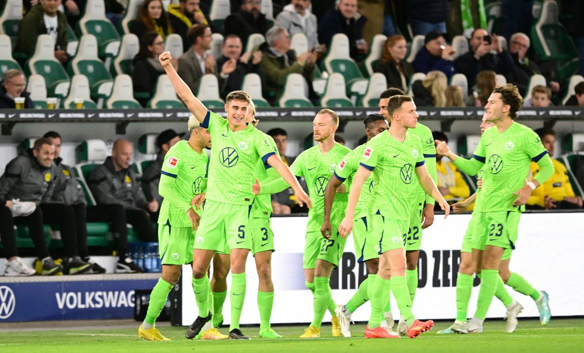 VfL Wolfsburg pakt zege op Borussia Dortmund mede dankzij goal Mickey van de Ven