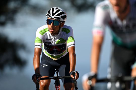 Egan Bernal is 'grotendeels hersteld' van zware crash en mag weer aan koersen denken