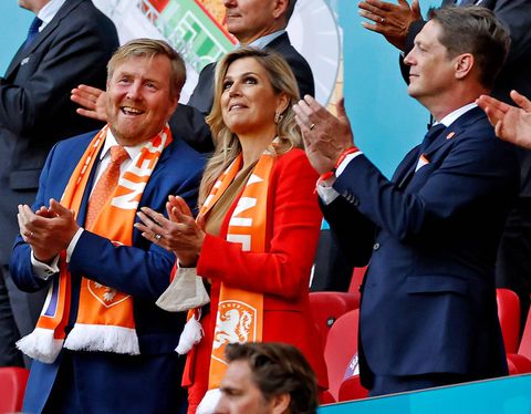 Koning Willem-Alexander en Máxima klappen voor Oranje in Johan Cruijff ArenA