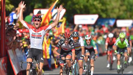 Vluchter Wallays blijft net voor sprinters en pakt etappezege Vuelta (video)
