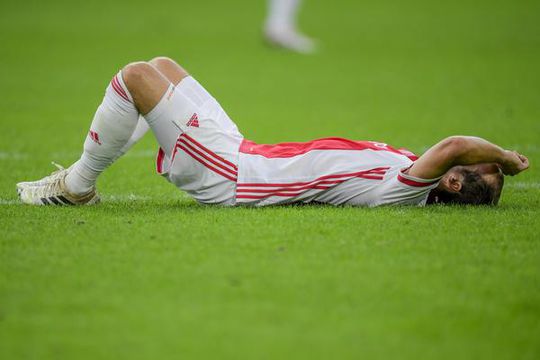 Daley Blind ging tijdens oefenduel uit het niks weer naar het gras, zorgen om z'n hart