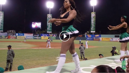 Hete cheerleaders warmen baseball-publiek op met sexy dansjes (video)