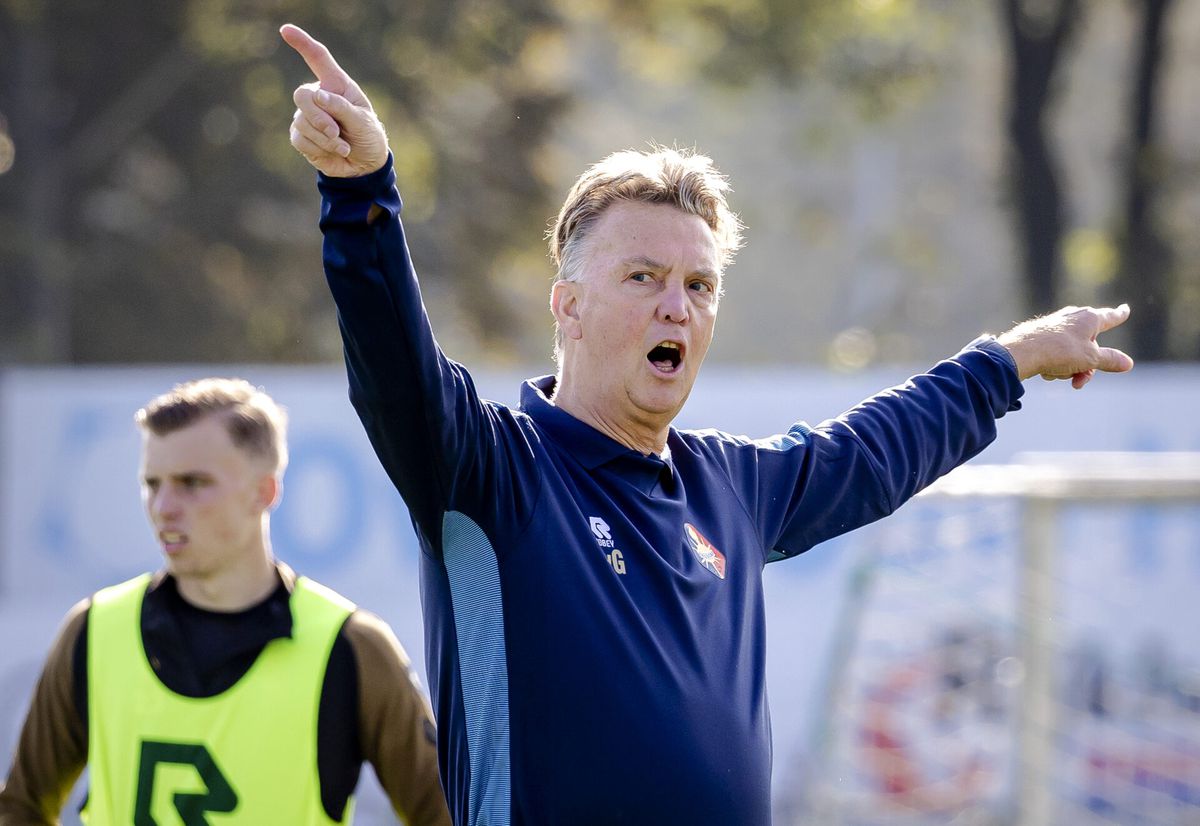 TV Gids: op deze zender kijk je vanavond live naar Louis van Gaal als trainer van Telstar