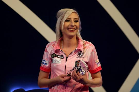 Fallon Sherrock na lange afwezigheid terug op hoogste dartspodium: 'Heb er zin in!'