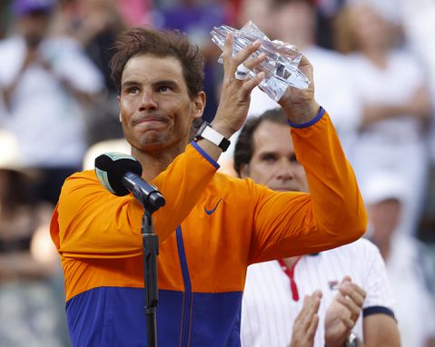 Rafael Nadal traint weer voorzichtig na ribblessure: 'Goed om op de baan te staan'