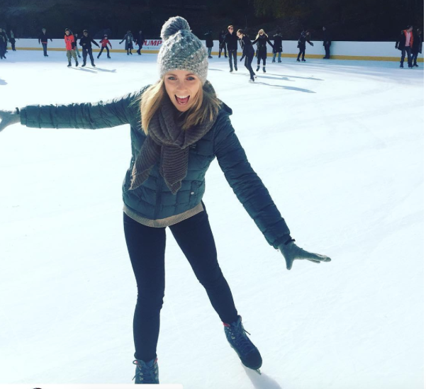 Zweedse vriendin lacht Max Verstappen uit om zijn schaatskunsten (video)