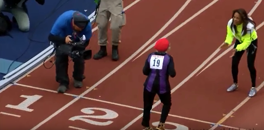 Stadion ontploft voor 100-jarige vrouw die een wereldrecord loopt (video)