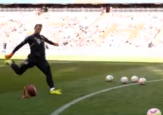 🎥😂 | Bayern-spelers doen crossbar challenge tegen NFL-spelers mét American football