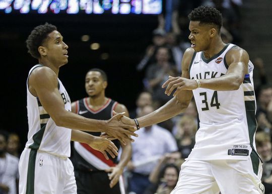 NBA round-up: Warriors slopen Mavs, Giannis blijft het doen (video)