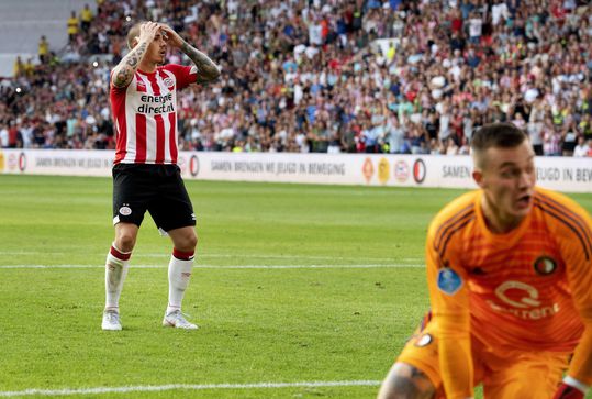 Angeliño zegt sorry tegen PSV-ploeggenoten en supporters voor gemiste strafschop