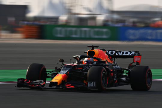 Verstappen eindigt achter Hamilton, Bottas de snelste in laatste vrije training