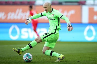 🎥 | Keeper van Peter Bosz gaat ONGELOFELIJK in de fout bij basisdebuut