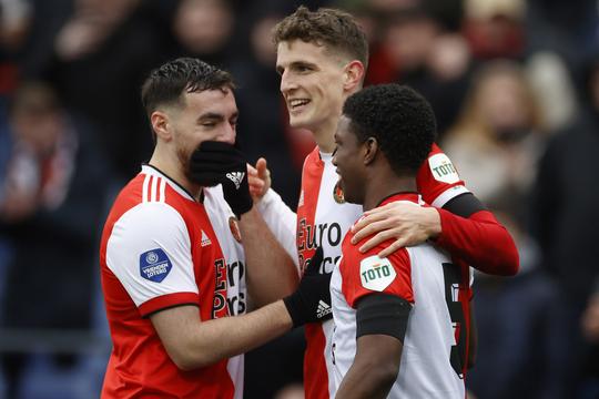 Feyenoord ruikt 2e plek in Eredivisie na makkelijke zege in stadsderby
