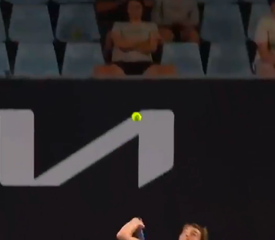 🎥 | Taylor Fritz lanceert nieuwe manier van serveren: 'Dit heb ik nog nooit gezien'