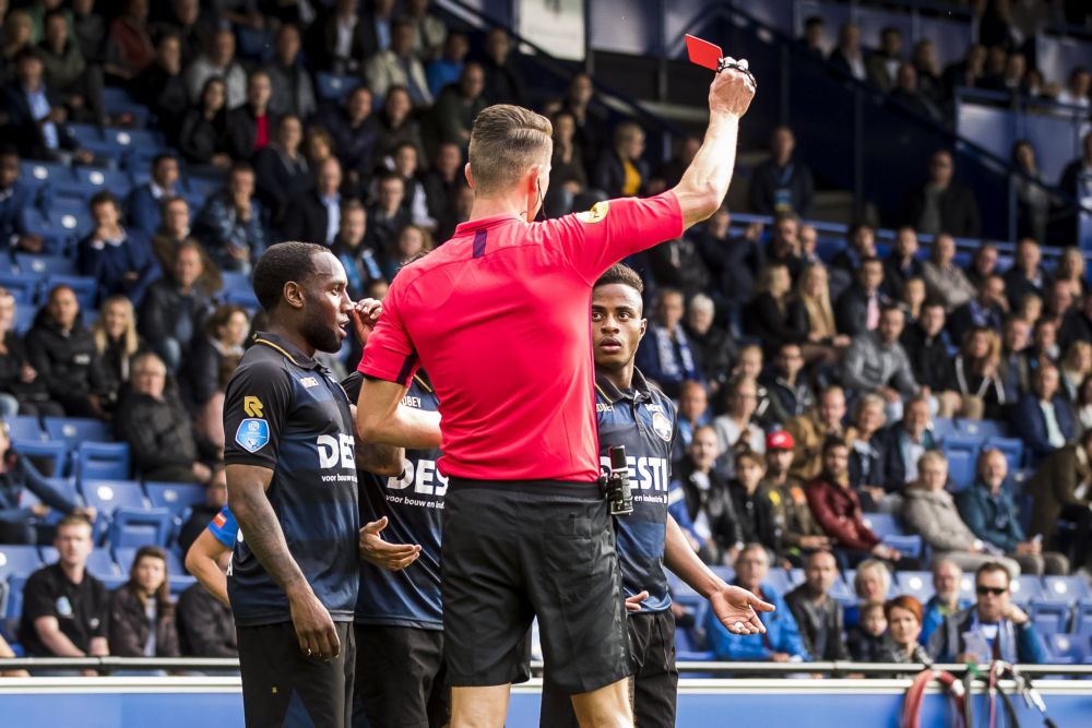 ZIEK! Deze speelronde moesten 7 spelers met rood het veld verlaten