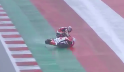 Japanse Moto2-racer crasht maar voorkomt lelijke smak met geniale surf-actie (video)