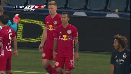Red Bull-speler mag gaan douchen nadat 'ie een bal vol in het publiek vuurt (video)