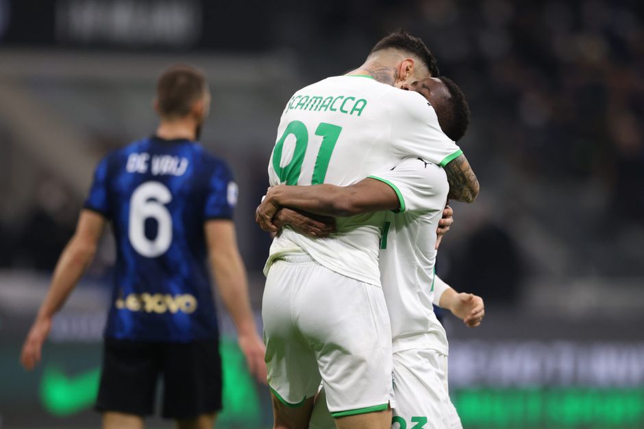 🎥 | Internazionale laat AC Milan nog even aan kop Serie A na uitglijder tegen Sassuolo
