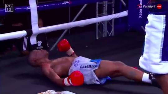 🎥 | Zuid-Afrikaanse bokser beukt landgenoot KO en viert zege al dansend in de ring