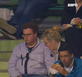 🎥😂 | Lekker hapje! KKD-supporter komt nét in beeld als zij een HAP uit manliefs jas neemt