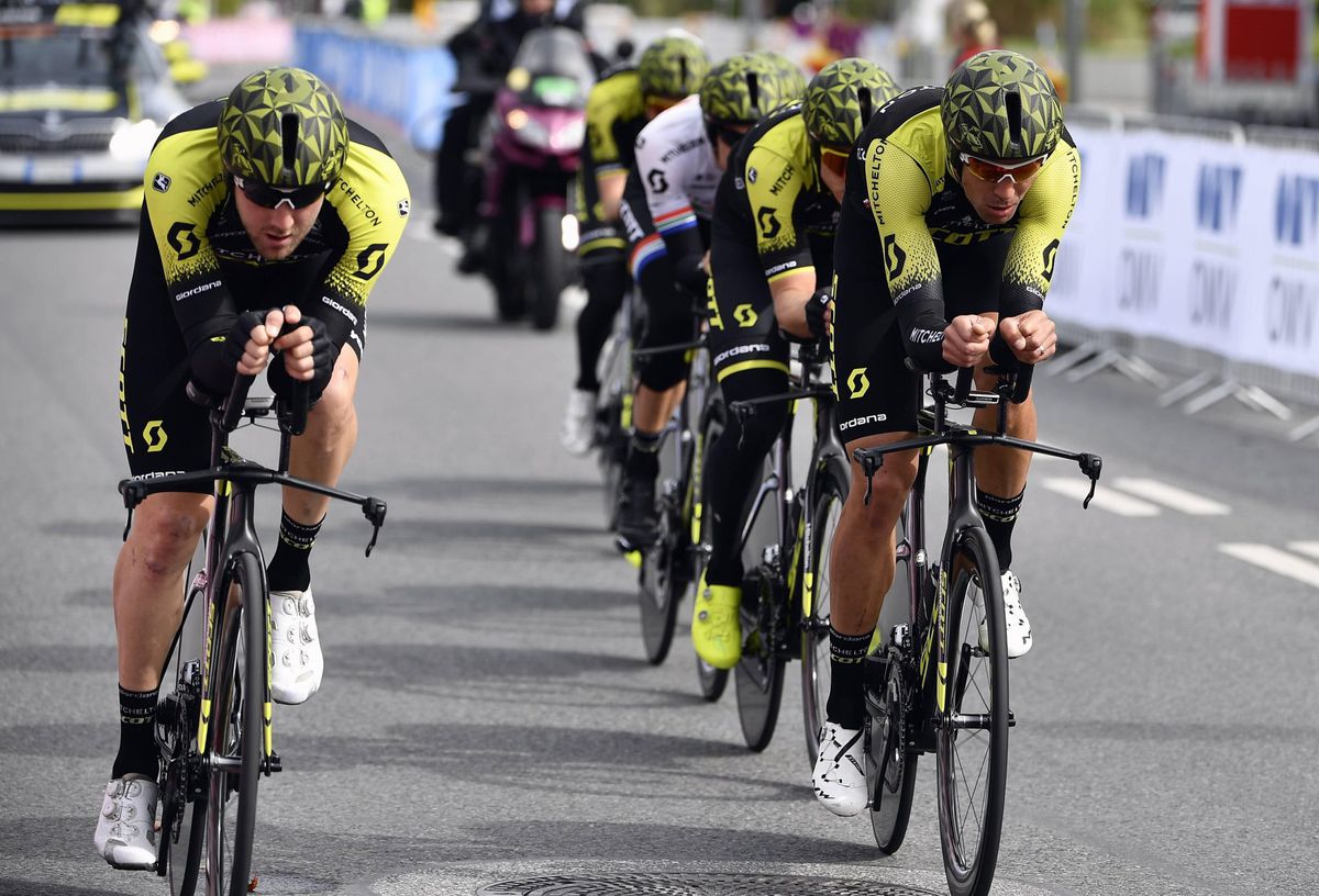 Mitchelton-Scott wint Hammer Series in HongKong en viert het met véél champagne (video)