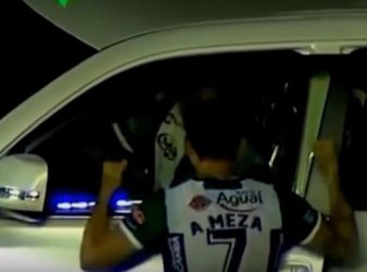 WTF! Doelpuntenmaker viert goal met teamgenoten in een auto (video)