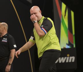 Michael van Gerwen wint na moeizaam begin van Smith: 'Ik ben gewoon in vorm' (video)