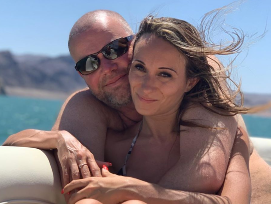 Barney zet mooie nieuwe marker in relatie met liefje Julia