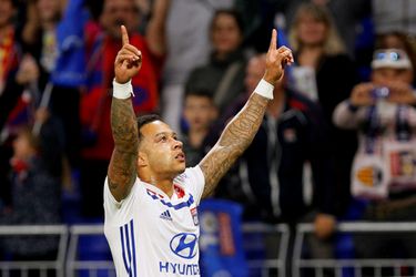 Lyon plaatst zich dankzij geniale hattrick-held Memphis voor de CL (video)