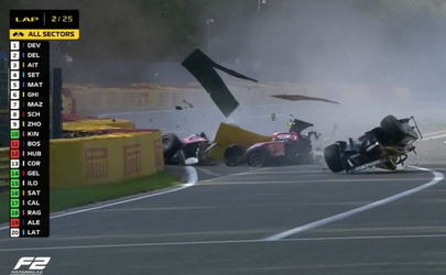 HOLY SH*T! Horrorcrash in Formule 2: race afgelast na breken van auto