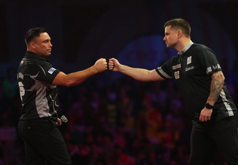Gerwyn Price trapt gaspedaal even in en zet Luke Woodhouse opzij bij WK darts