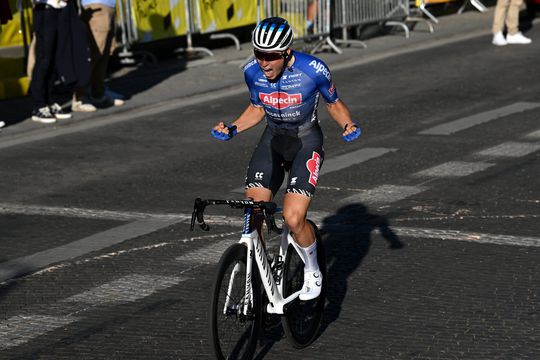 Jasper Philipsen verslaat Dylan Groenewegen op Champs-Élysées, Vingegaard winnaar Tour de France