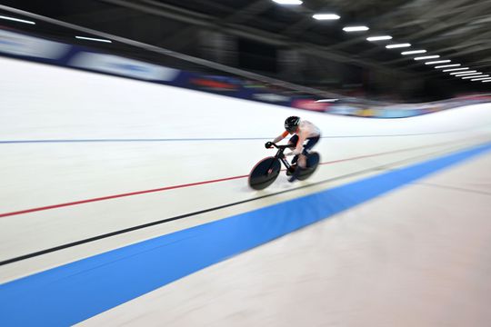 🎥 | Laurine van Riessen ten koste van landgenote naar halve finales op sprint bij EK baanwielrennen