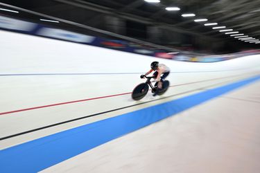🎥 | Laurine van Riessen ten koste van landgenote naar halve finales op sprint bij EK baanwielrennen