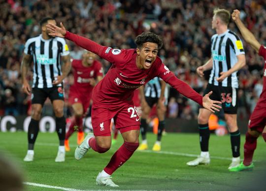 🎥​ | Invaller Fábio Carvalho helpt Liverpool in slotseconde aan 3 punten tegen Newcastle United