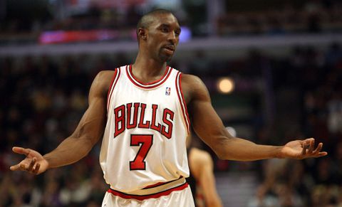 Oud-NBA-speler gearresteerd nadat hij beveiliger in het gezicht slaat bij McDonald's