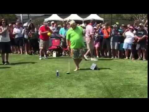 50-jarige golfrebel staat met blote voeten, een peuk en een biertje op de green (video)