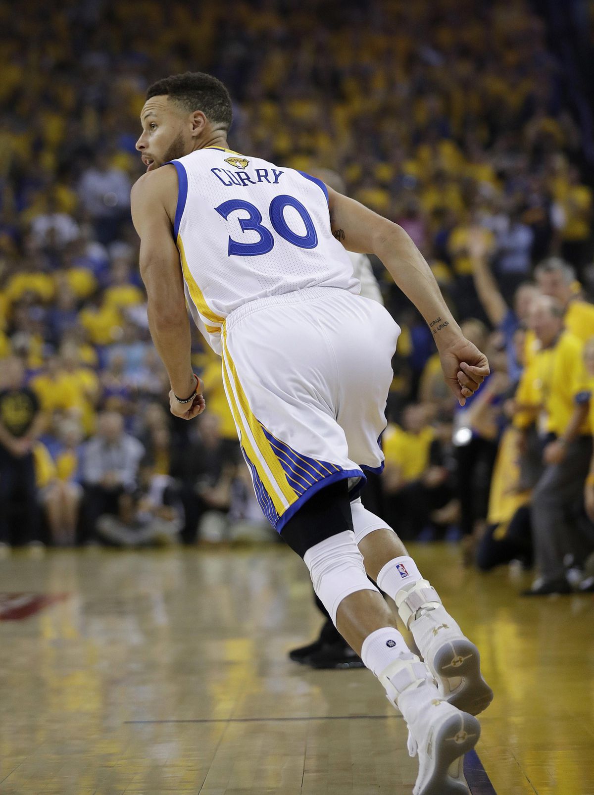 Warriors-coach schaamt zich dood nadat hij sterspeler Curry vergeet te bedanken